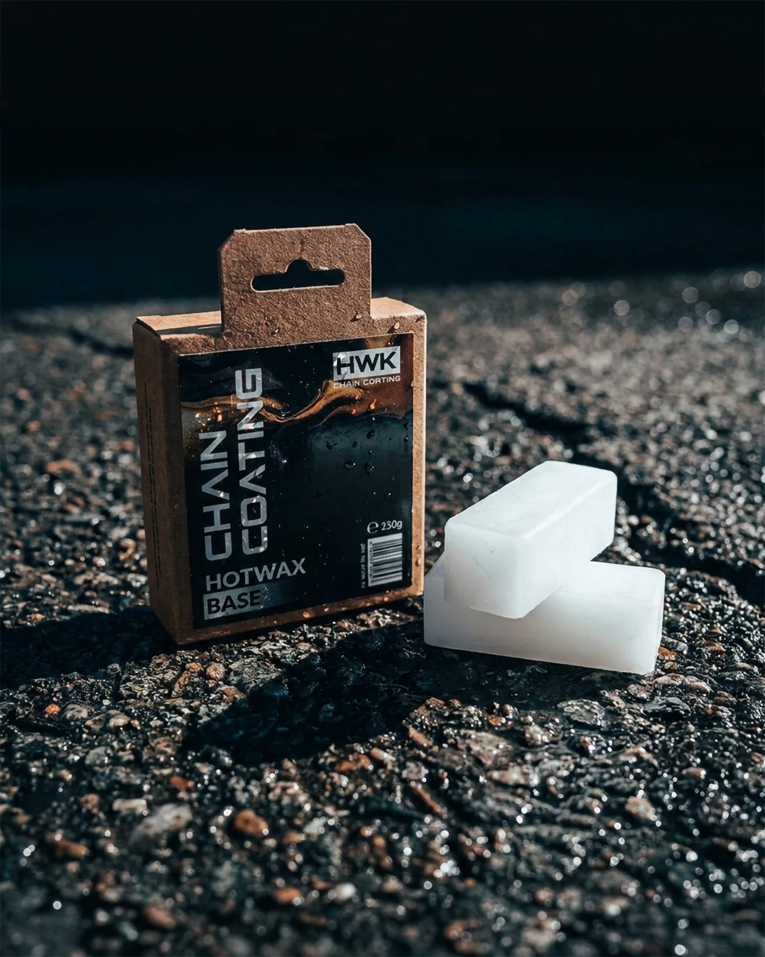 Kettenwachs auf nassem Asphalt